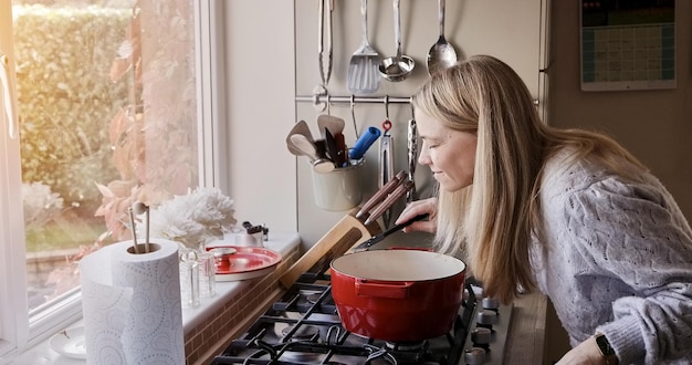 Osoba pripravujúca jedlo